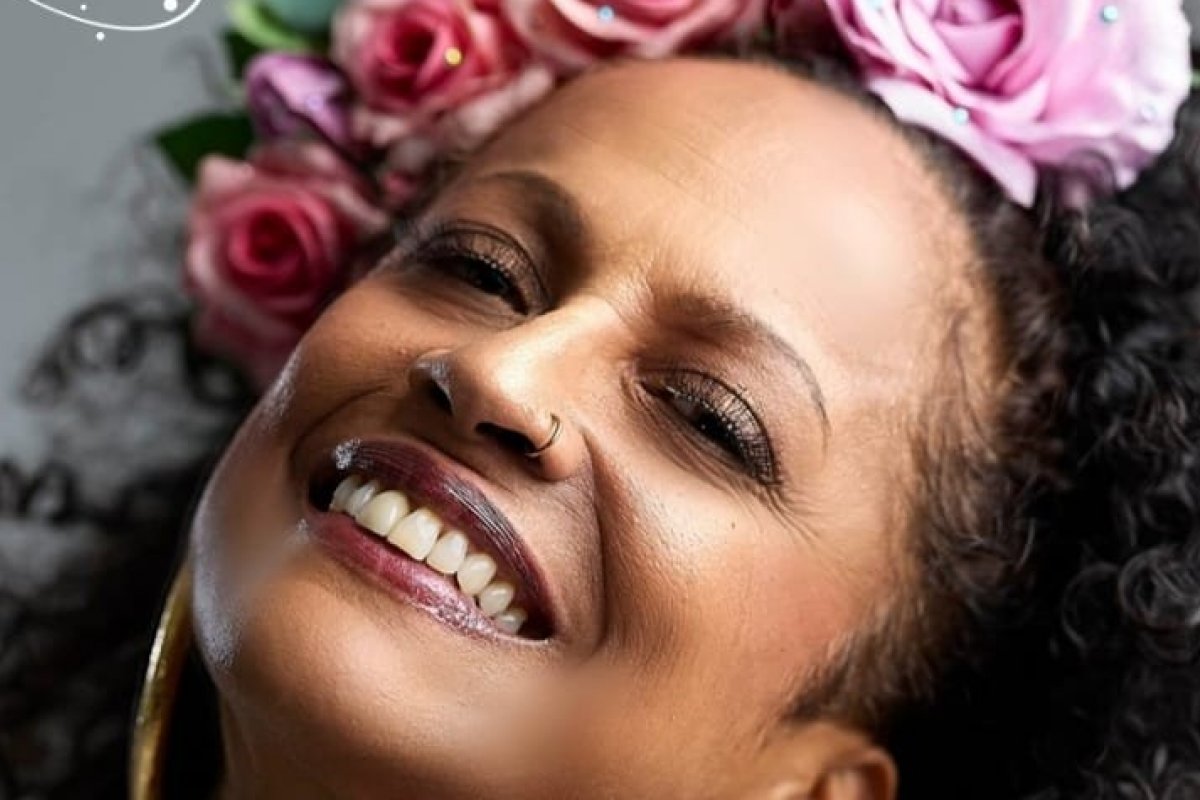 Simone Moreno lança EP em homenagem aos 40 anos da Axé Music!