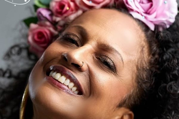 [Simone Moreno lança EP em homenagem aos 40 anos da Axé Music! ]