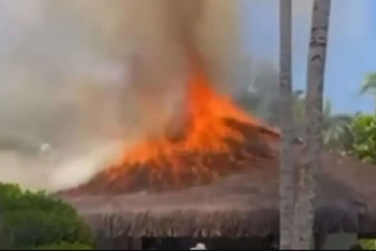 Vídeo: Incêndio atinge teto de restaurante em condomínio de alto padrão em Trancoso 
