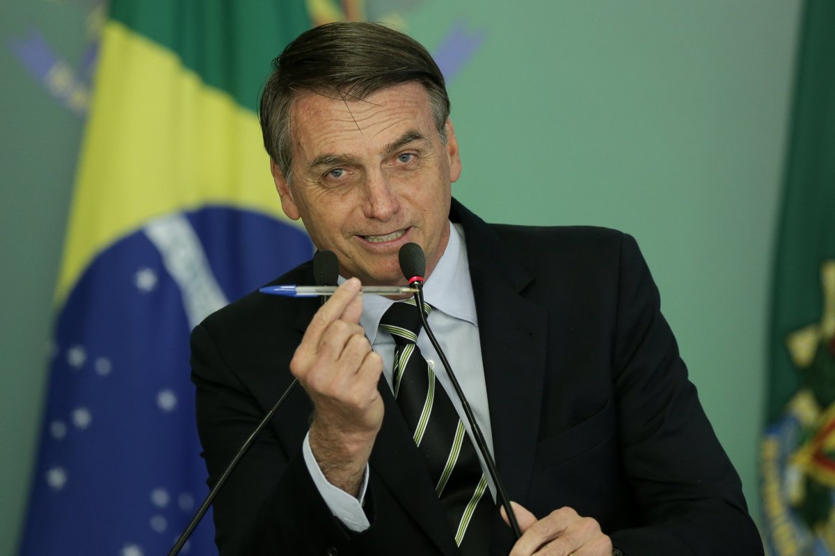 Bolsonaro edita MP para volta do 0900 nas TVs