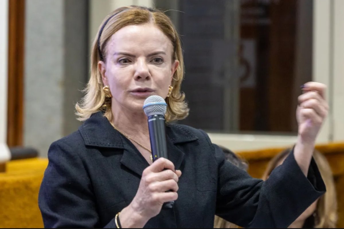 Gleisi Hoffmann critica editorial da Economist sobre reeleição de Lula