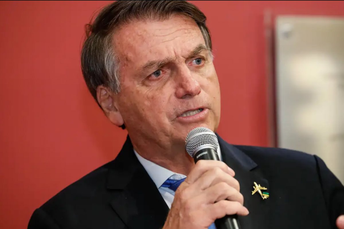 Defesa de Bolsonaro pede prisão domiciliar humanitária ao STF