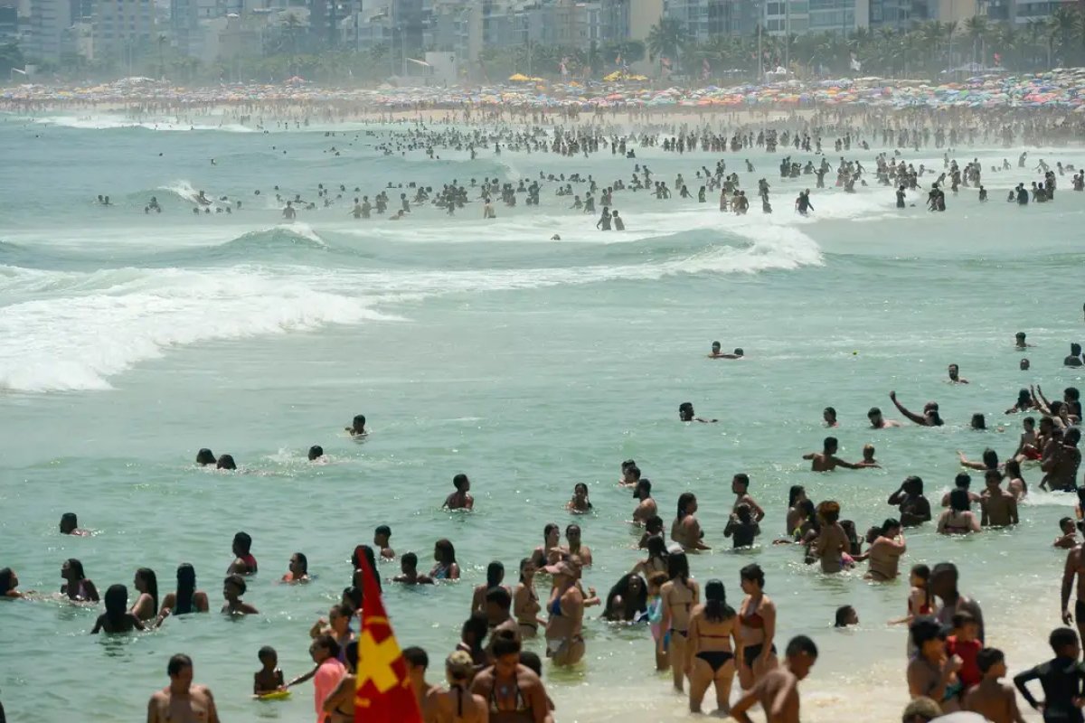 Mais de 540 pessoas são resgatadas em praias do Rio durante Réveillon