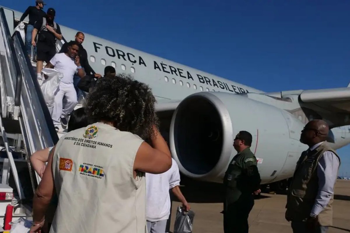 Número de brasileiros deportados dos EUA dobra em 2025