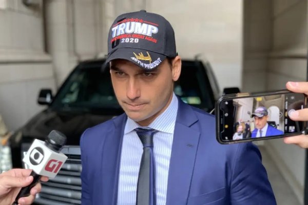 [PF determina retorno imediato de Eduardo Bolsonaro ao cargo público]