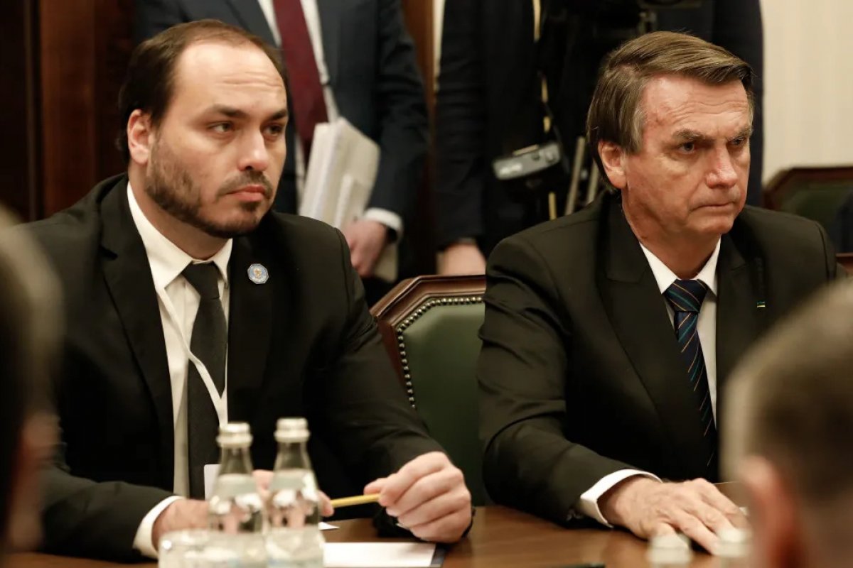 Defesa de Bolsonaro pede autorização para visita de Carlos