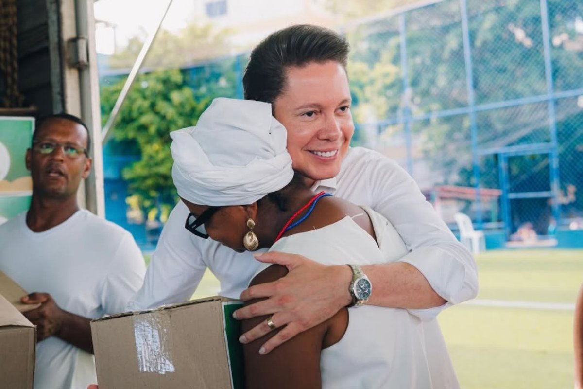 Vídeo: Bispo Bruno Leonardo rebate comentário preconceituoso em foto com religiosa do candomblé