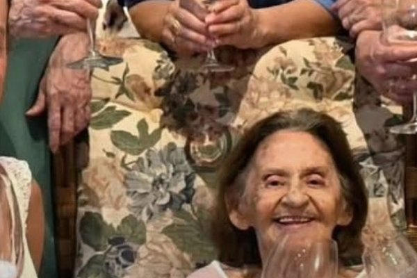 [Aos 98 anos, Laura Cardoso celebra 2026 ao lado da família!]