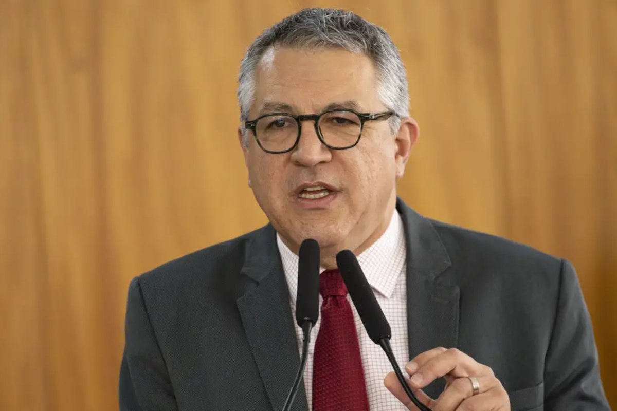 Padilha condena ataque dos EUA à Venezuela e oferece apoio do SUS: "Queremos paz"