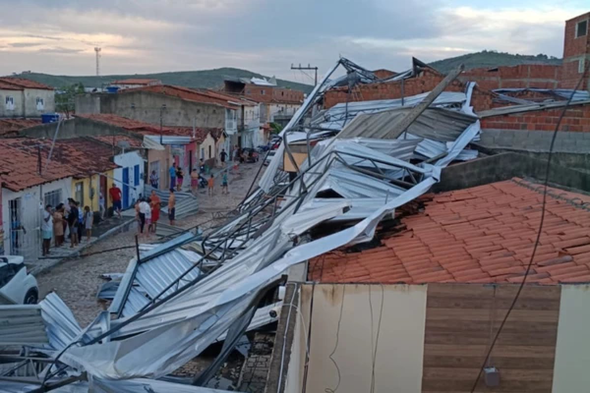 Vídeo: ventania e chuva intensa destelham casas e alagam ruas em Jacobina