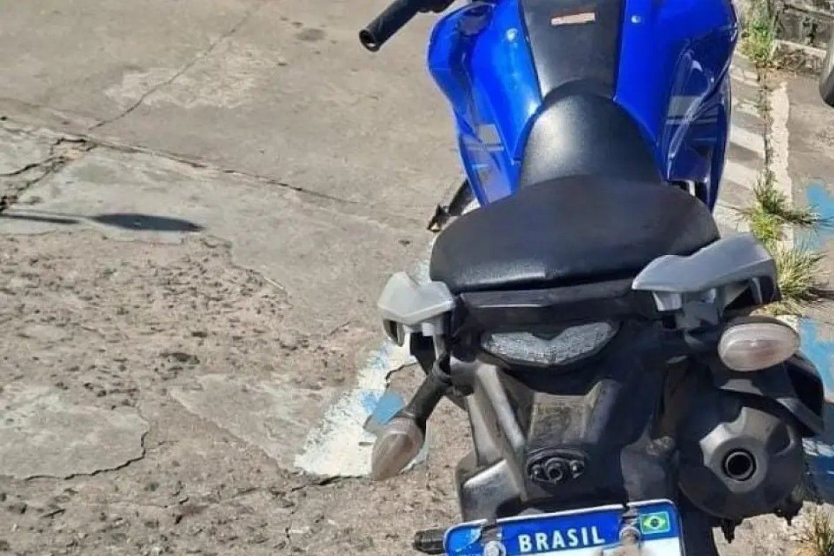 Motocicleta roubada com placa clonada é recuperada pela PM no bairro do Lobato