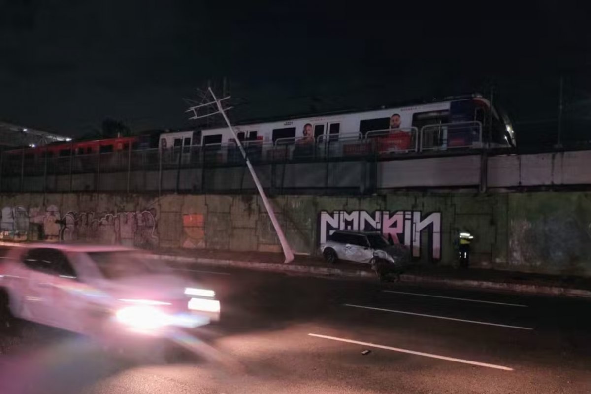 Carro derruba poste e afeta linha do metrô de Salvador