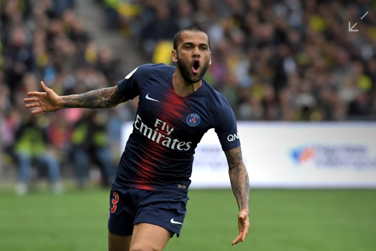 Daniel Alves se despede do PSG