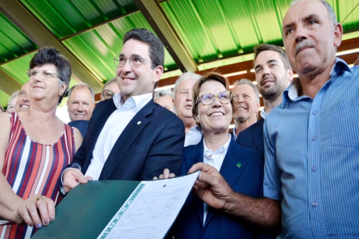 Famílias gaúchas recebem título definitivo depois de 26 anos assentadas