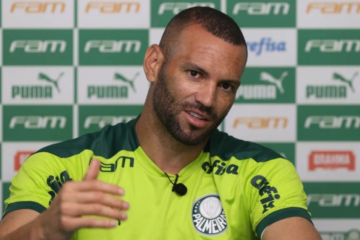 Bahia busca informações sobre Weverton do Palmeiras
