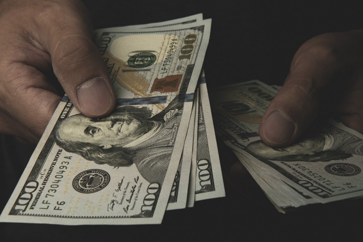 Dólar sobe pelo 10º dia seguido e volta a alcançar R$ 4,50