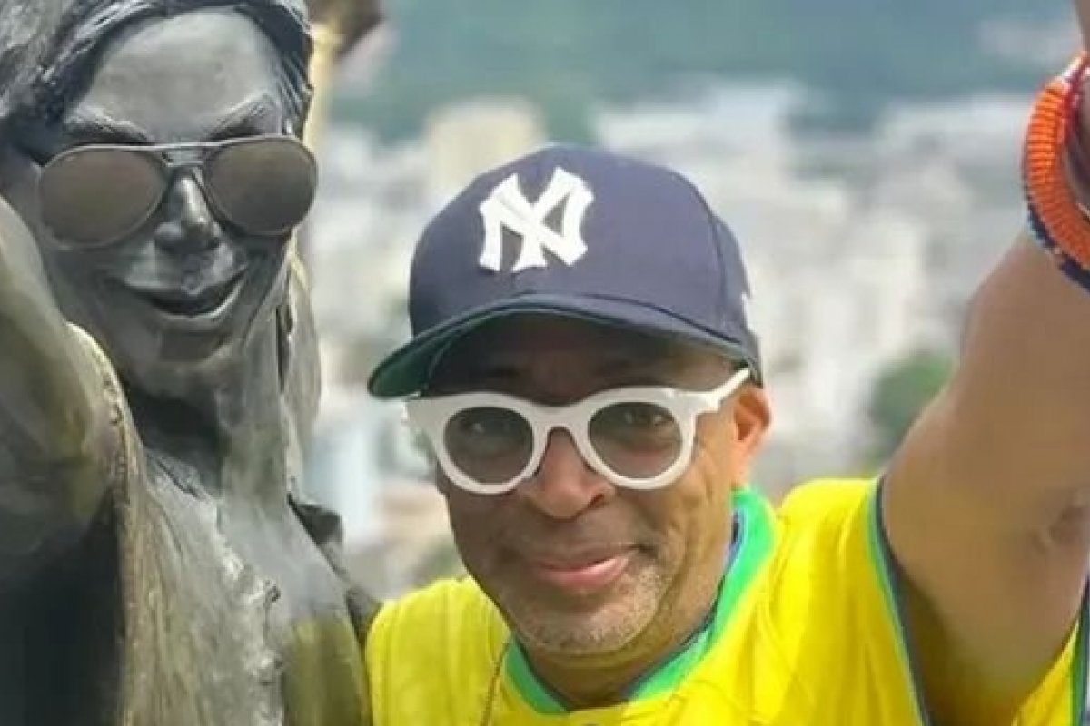 Spike Lee chega ao Brasil e aparece com a camisa da Seleção Brasileira, na comunidade Santa Marta, em Botafogo!