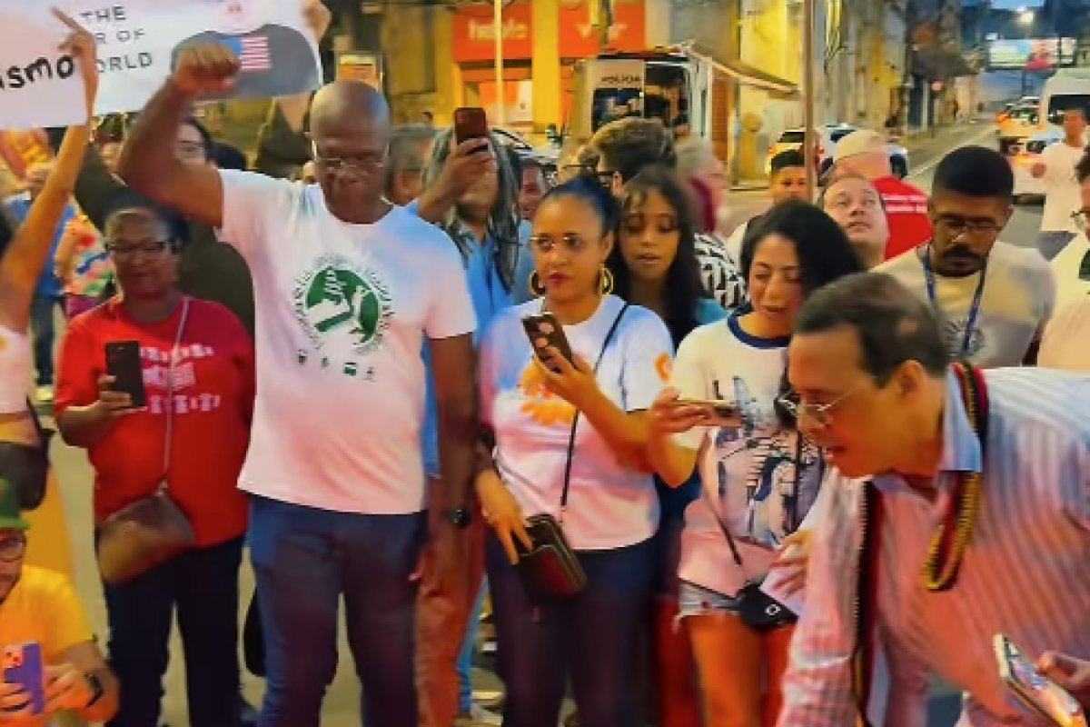 Vídeo: Hilton Coelho e Hamilton Assis queimam bandeira dos EUA em protesto contra ações dos Estados Unidos na Venezuela