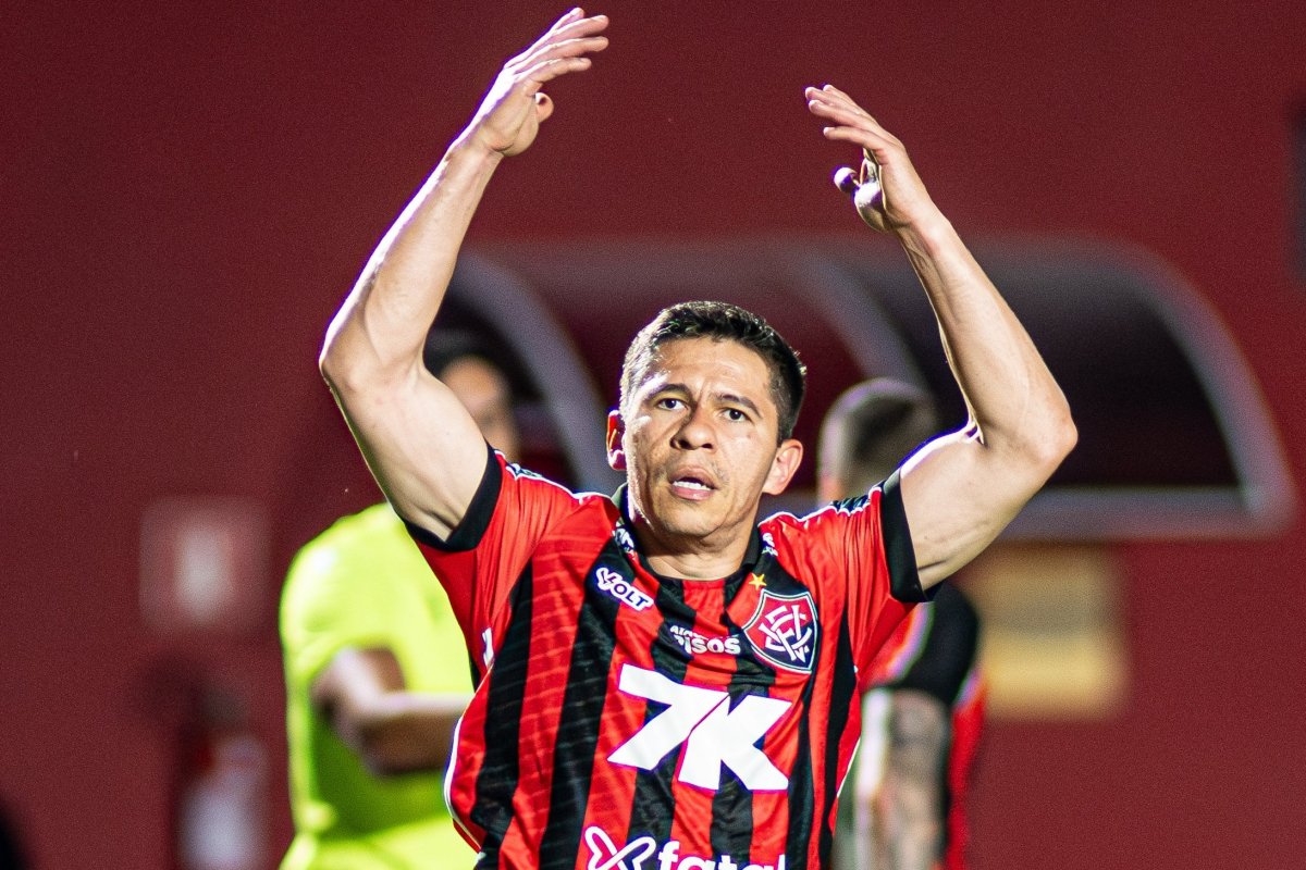 Presidente do Vitória anuncia renovação com Osvaldo e projeta futuro no clube