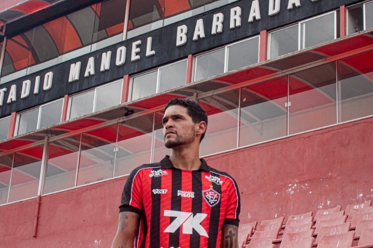 Vitória anuncia a contratação do zagueiro Riccielli