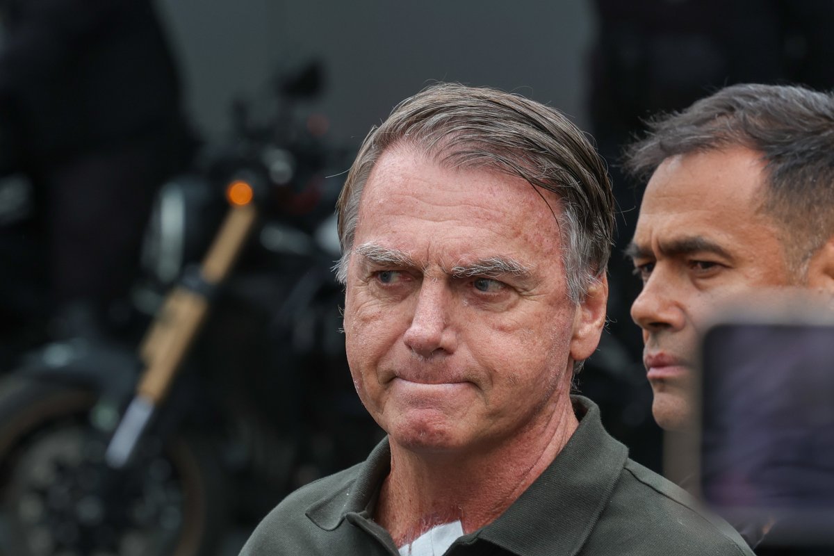 Bolsonaro deve fazer exames em hospital após bater a cabeça durante a madrugada