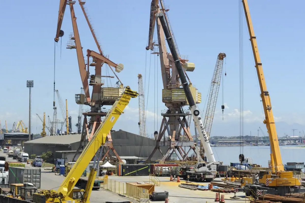 Tarifaço dos EUA reduz superávit da balança comercial brasileira em 2025