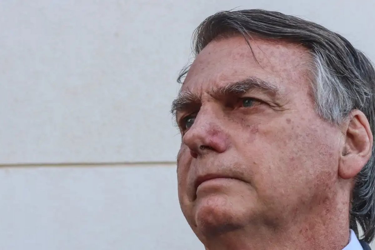 Moraes recusa pedido de defesa para Bolsonaro ir à hospital após queda