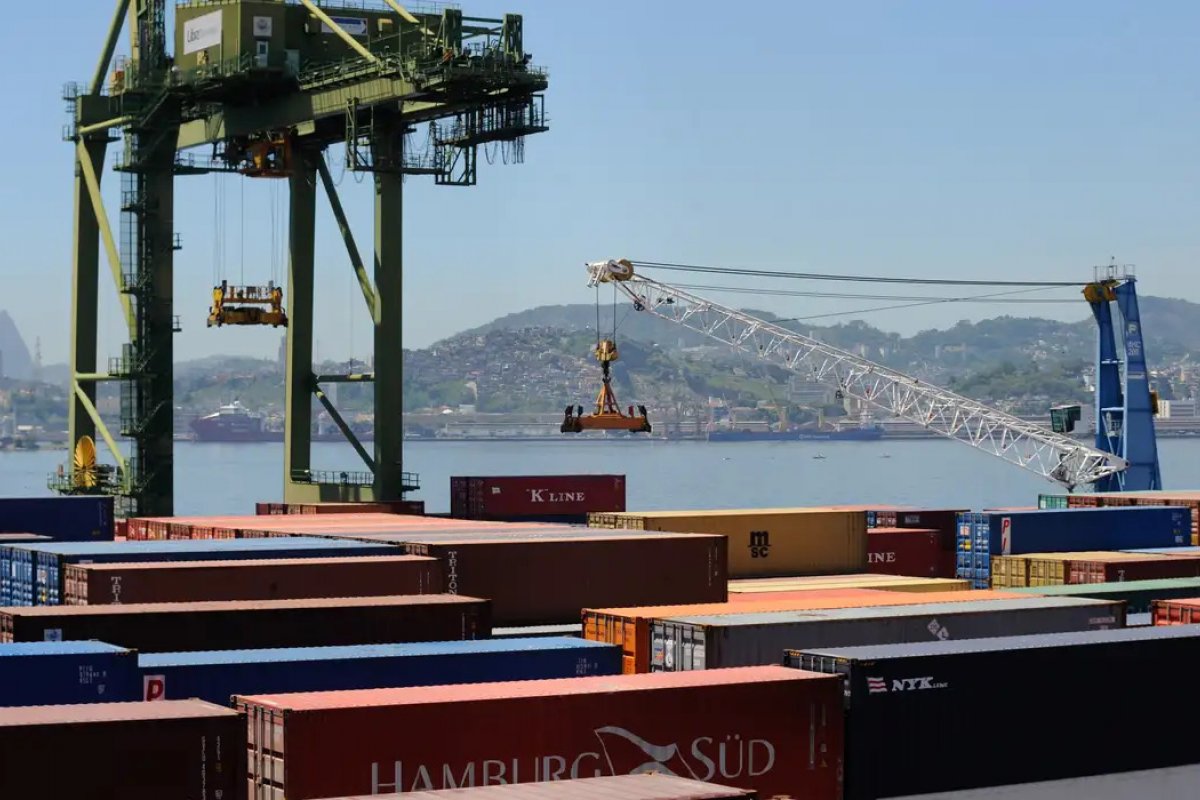 Governo projeta superávit comercial de até US$ 90 bilhões em 2026