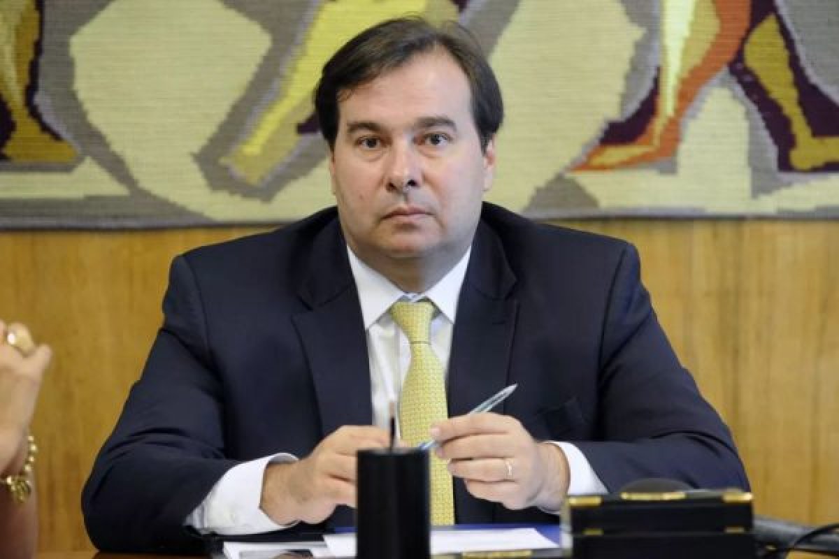 Em ausência de Bolsonaro e Mourão, Rodrigo Maia assume presidência
