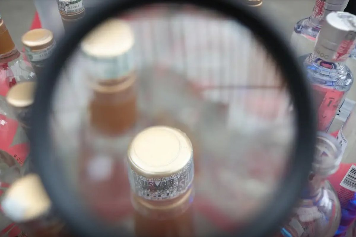 Distribuidoras alertam varejistas e bares sobre cuidados na compra de bebidas após casos de intoxicação por metanol 