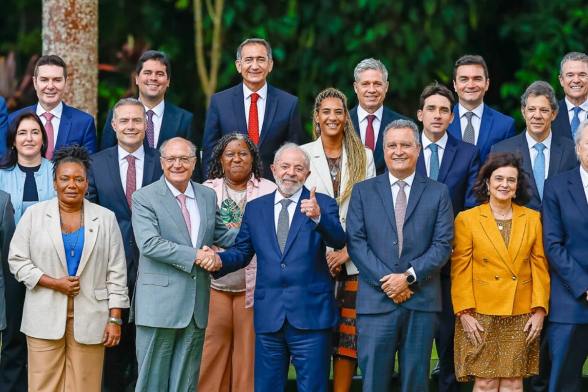 Cerca de 20 ministros devem deixar o cargo até abril para disputar as eleições; saiba quem são