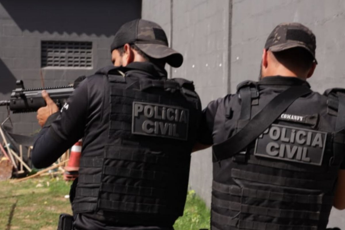 Polícia prende traficantes e encontra drogas e arma enterradas em cova rasa 