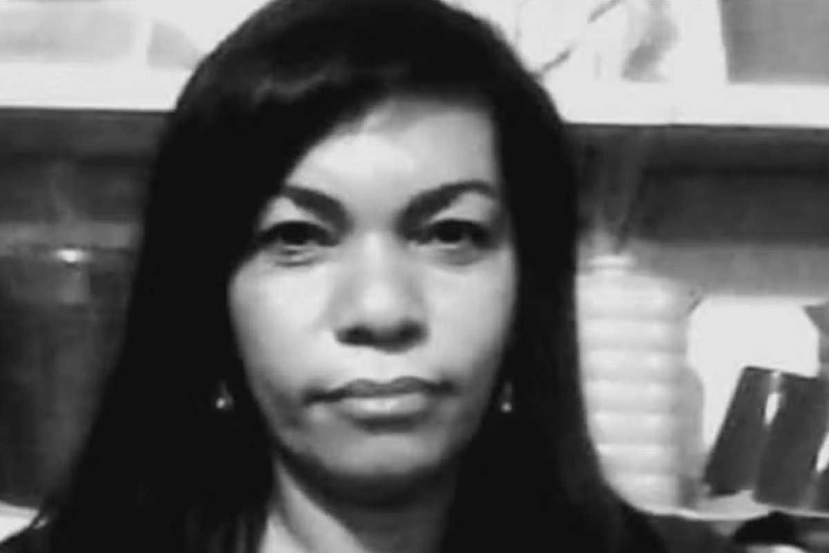 Mulher morre após receber descarga elétrica ao ligar extensão para lavar roupa em tanquinho