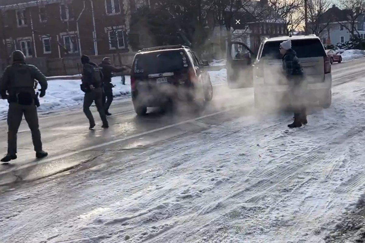 Vídeo: Agentes de imigração dos Estados Unidos impediram que médico socorresse mulher baleada