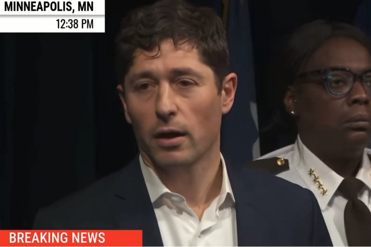 Vídeo: Prefeito de Minneapolis acusa governo Trump de mentir sobre mulher morta a tiros por agente federal