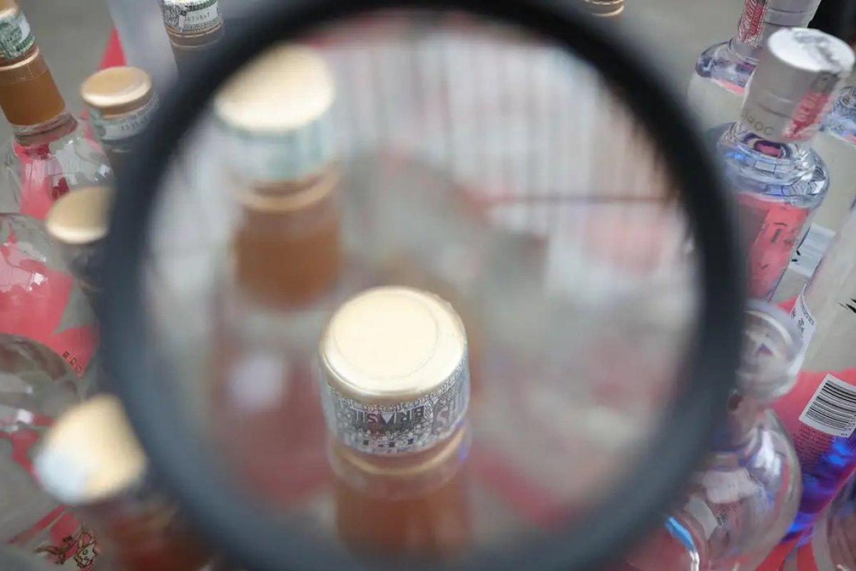 Operação que combate falsificação de bebidas prende duas pessoas em SP