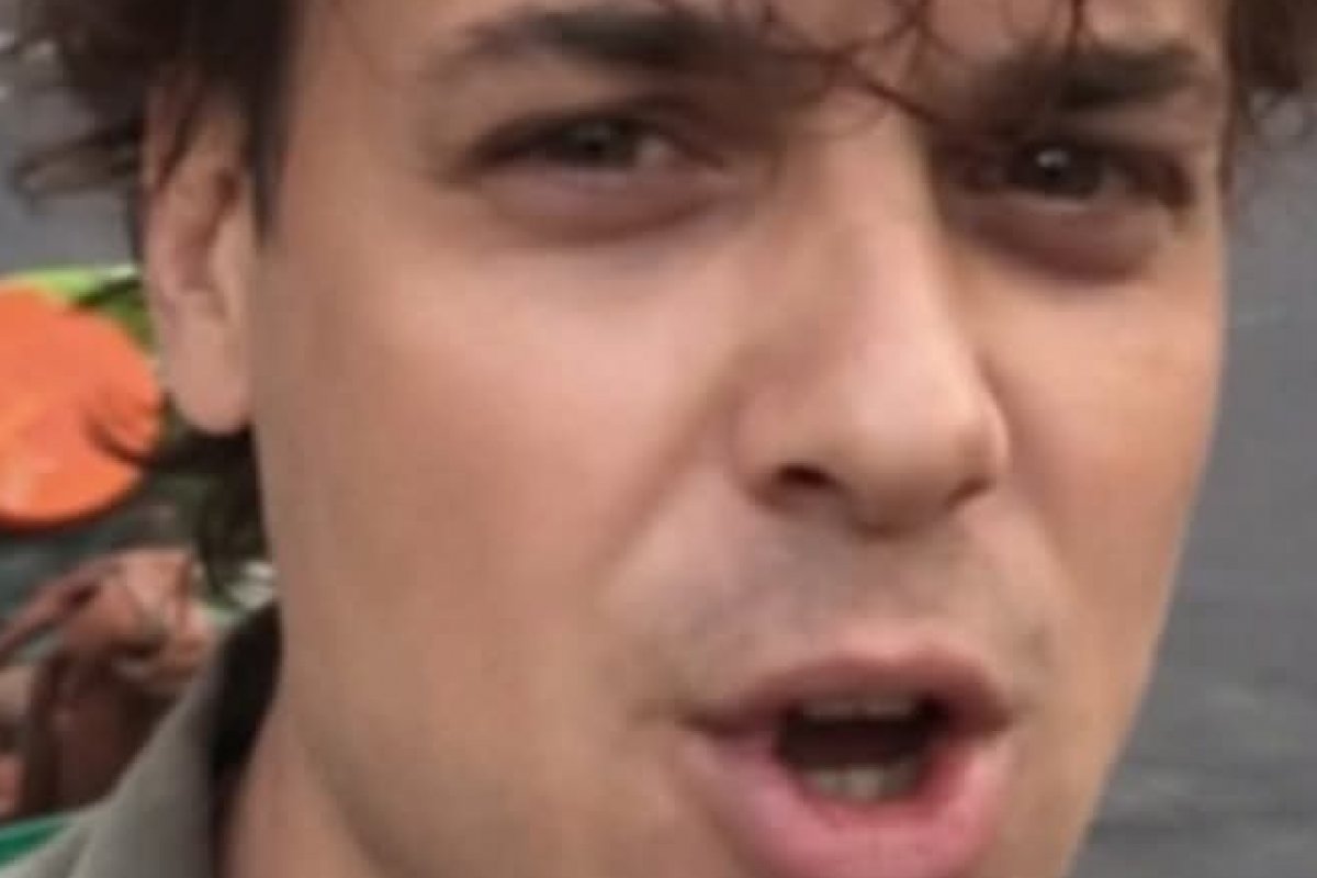 Ator que foi galã de Malhação volta a trabalhar como ambulante! 