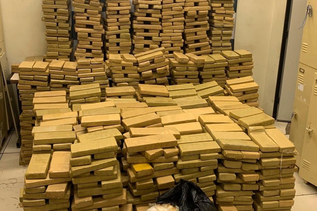 Duas toneladas de maconha são apreendidas pela polícia no RJ