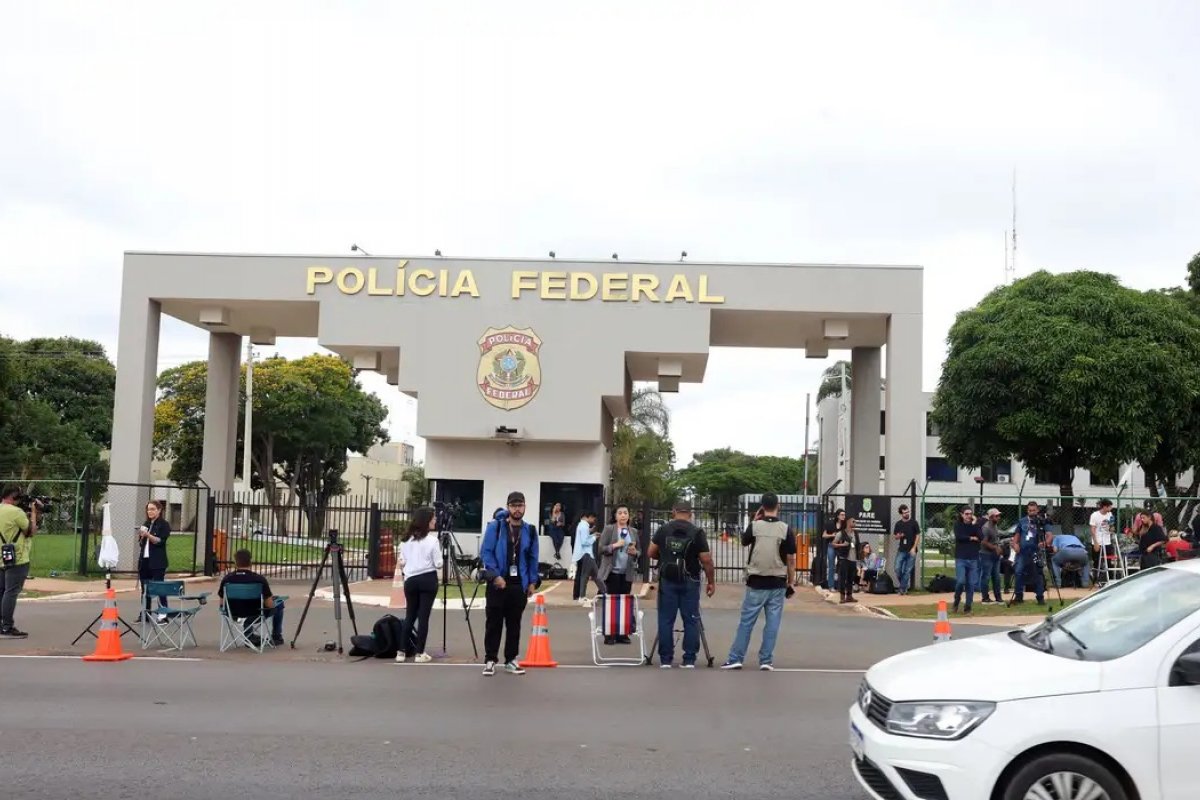 Bolsonaro pede a Moraes Smart TV para acompanhamento religioso de bispo e pastor