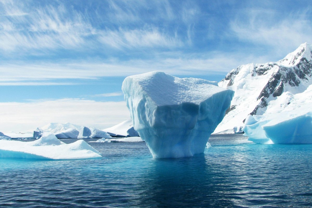 Derretimento está fazendo um dos maiores icebergs do mundo ficar azul