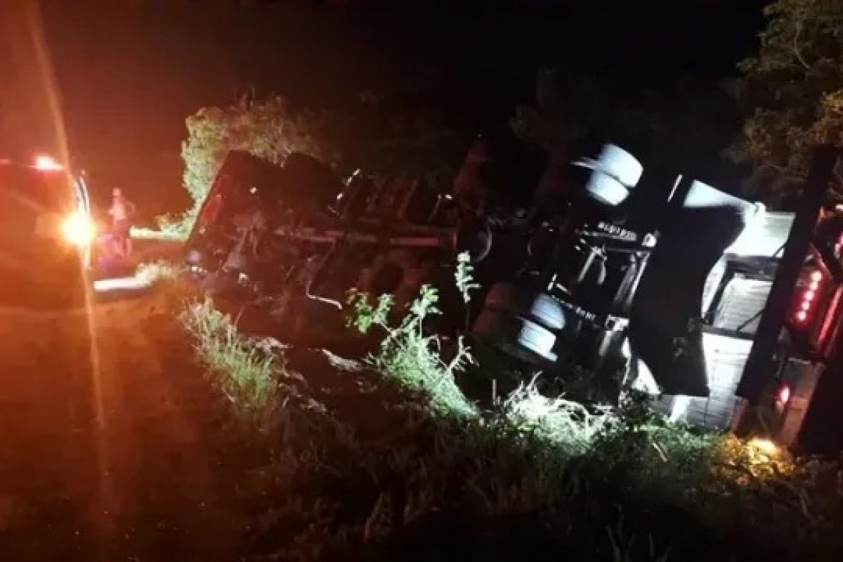 Carreta que levava frutas tomba na BR-324