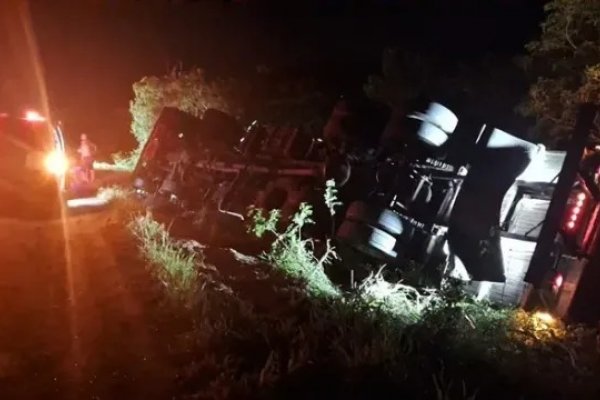 [Carreta que levava frutas tomba na BR-324]