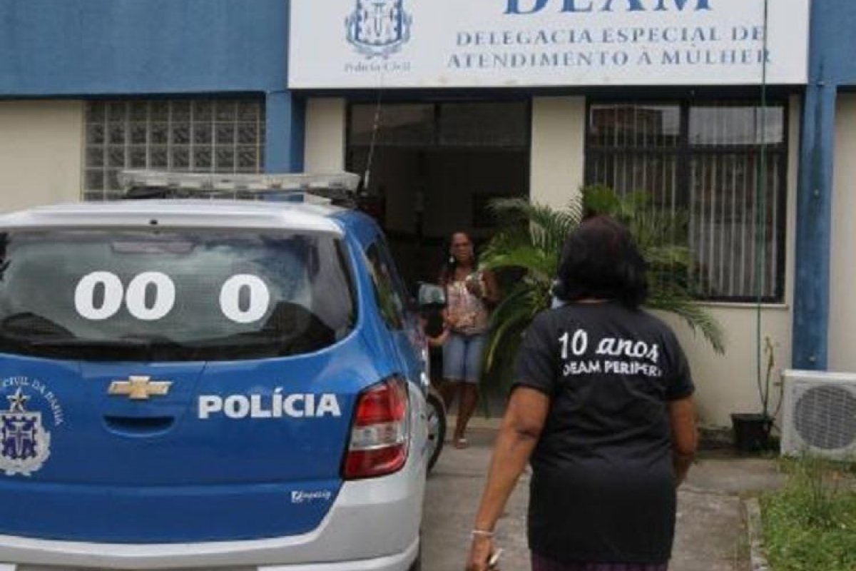 Homem é preso por agredir companheira em Salvador