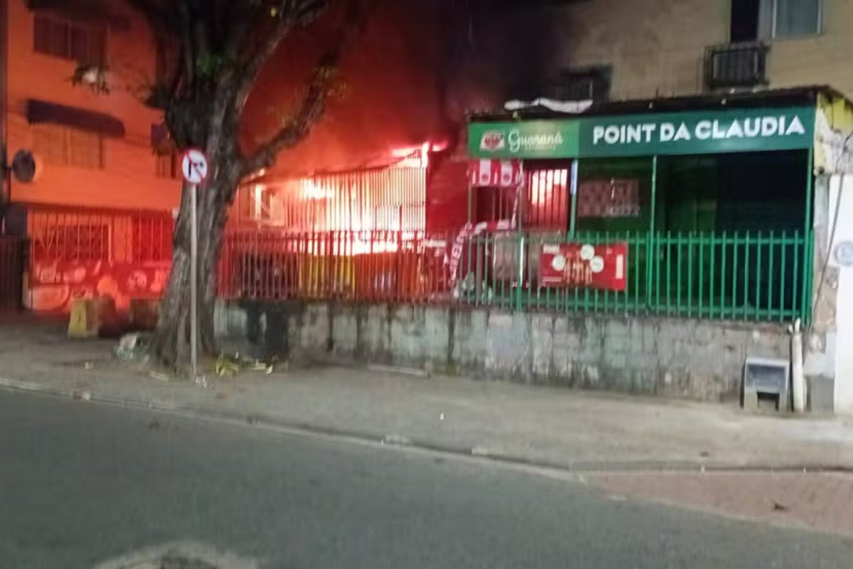 Incêndio atinge depósito com materiais de ambulantes em Salvador