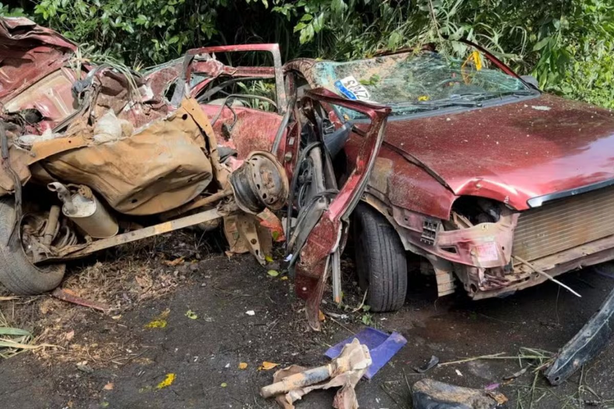 Três pessoas morrem em acidente de trânsito com carro-forte na BR-101