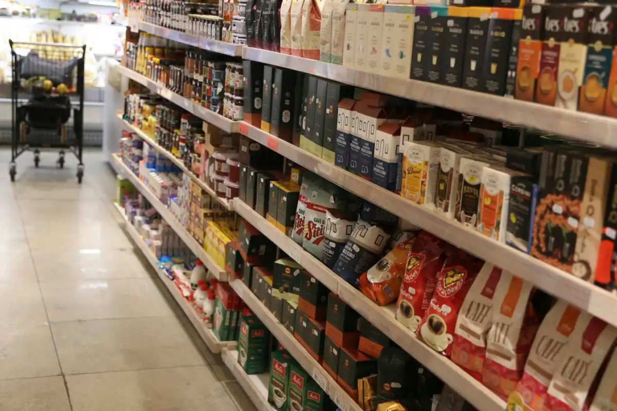 Supermercados de Salvador retomam cobrança por sacolas plásticas após decisão do STF