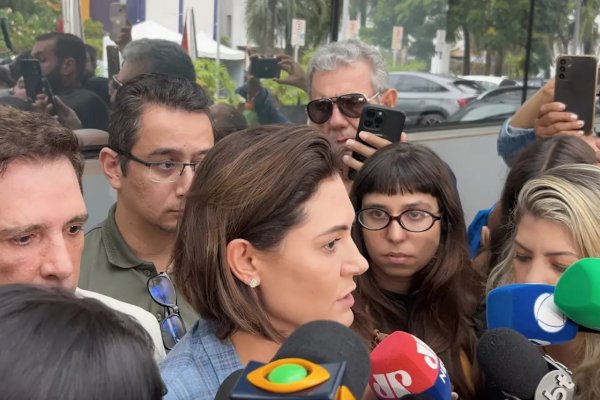 [Michelle Bolsonaro diz que ex-presidente apresenta tonturas e perda de equilíbrio após queda em cela]