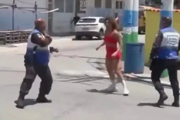 [Vídeo: Mulher é detida após agredir policiais militares durante abordagem RJ]