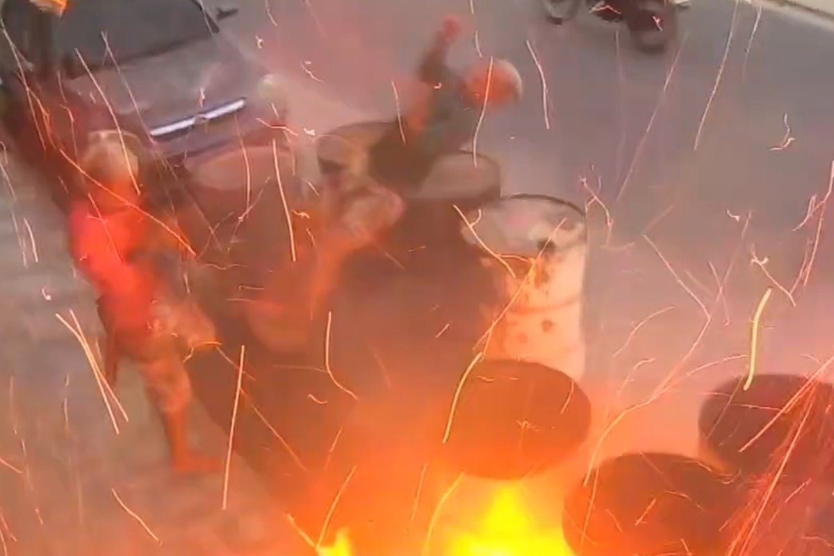 Vídeo: Jovens provocam explosão após brincadeira com isqueiro em tonéis; veja