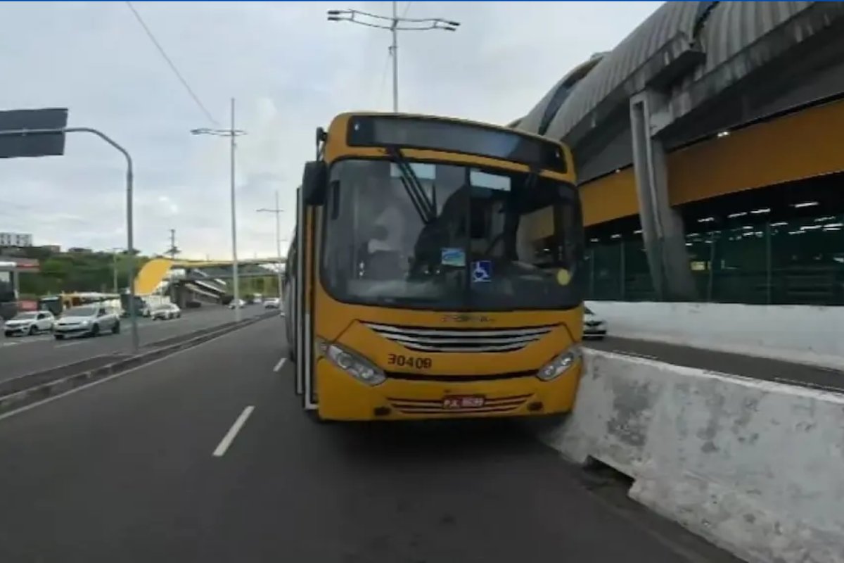 Ônibus quebra e fica preso em avenida de Salvador